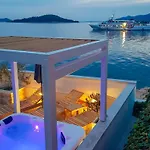 Family Friendly Seaside Iz, Iz - 22025 Appartement