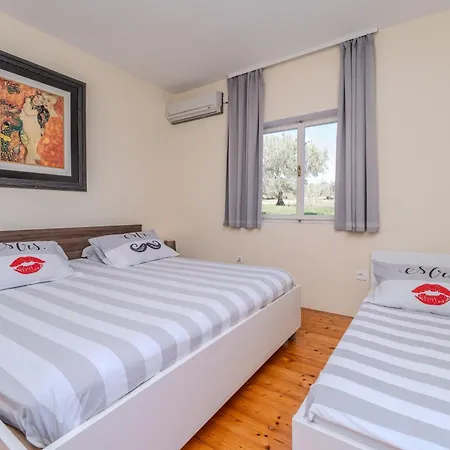 Family Friendly Seaside Iz, Iz - 22025 Appartement *