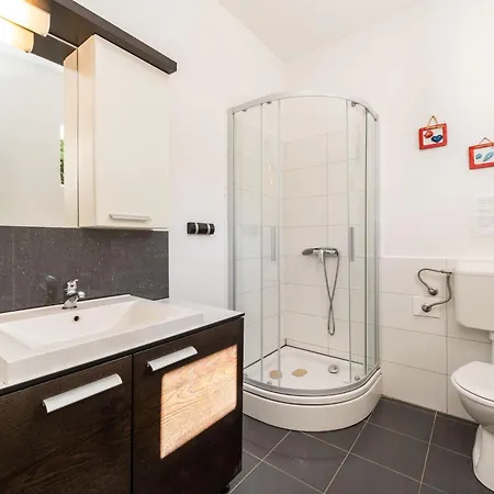 Family Friendly Seaside Iz, Iz - 22025 Apartman *