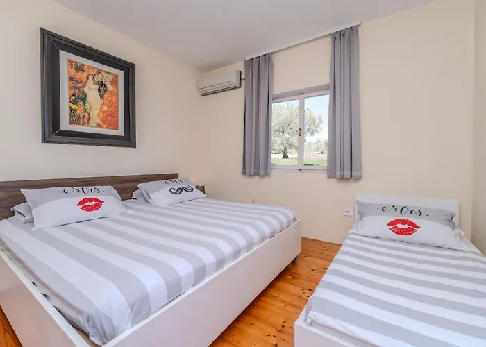 Family Friendly Seaside Iz, Iz - 22025 Appartamento *