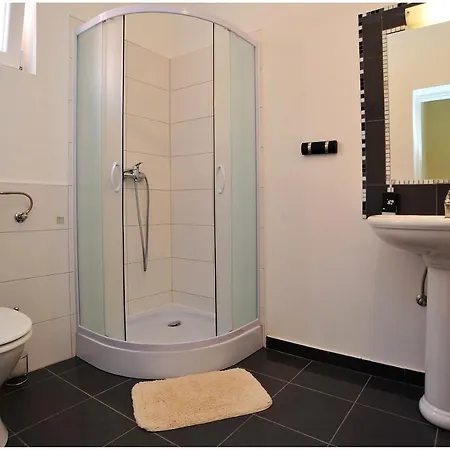 Family Friendly Seaside Iz, Iz - 22025 * Veli Iž