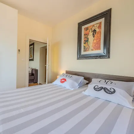 Family Friendly Seaside Iz, Iz - 22025