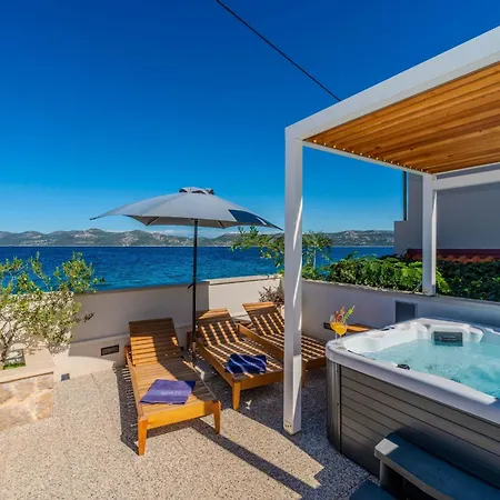 Family Friendly Seaside Iz, Iz - 22025 Veli Iž