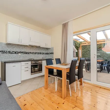 公寓 Family Friendly Seaside Iz, Iz - 22025 Veli Iž