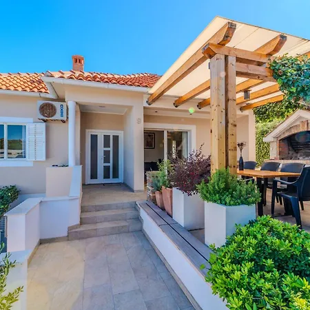 Family Friendly Seaside Iz, Iz - 22025 * Veli Iž