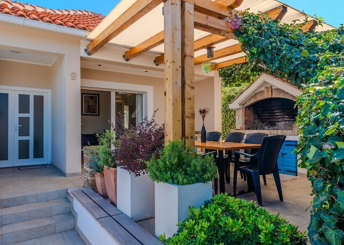 Apartment Family Friendly Seaside Iz, Iz - 22025 Veli Iz