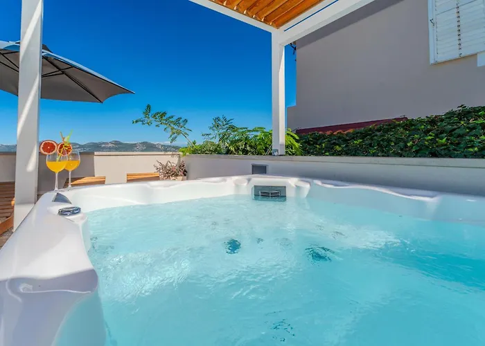 Family Friendly Seaside Iz, Iz - 22025 Apartment Veli Iz